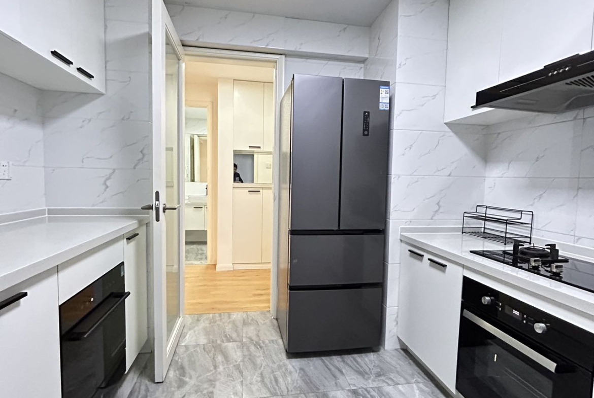 2-bed, 2-bath unit at One Park Avenue in Jing'an. 110 sqm, underfloor heating, central AC, oven, dishwasher. 50% greenery, clubhouse. 22,600 RMB/month.