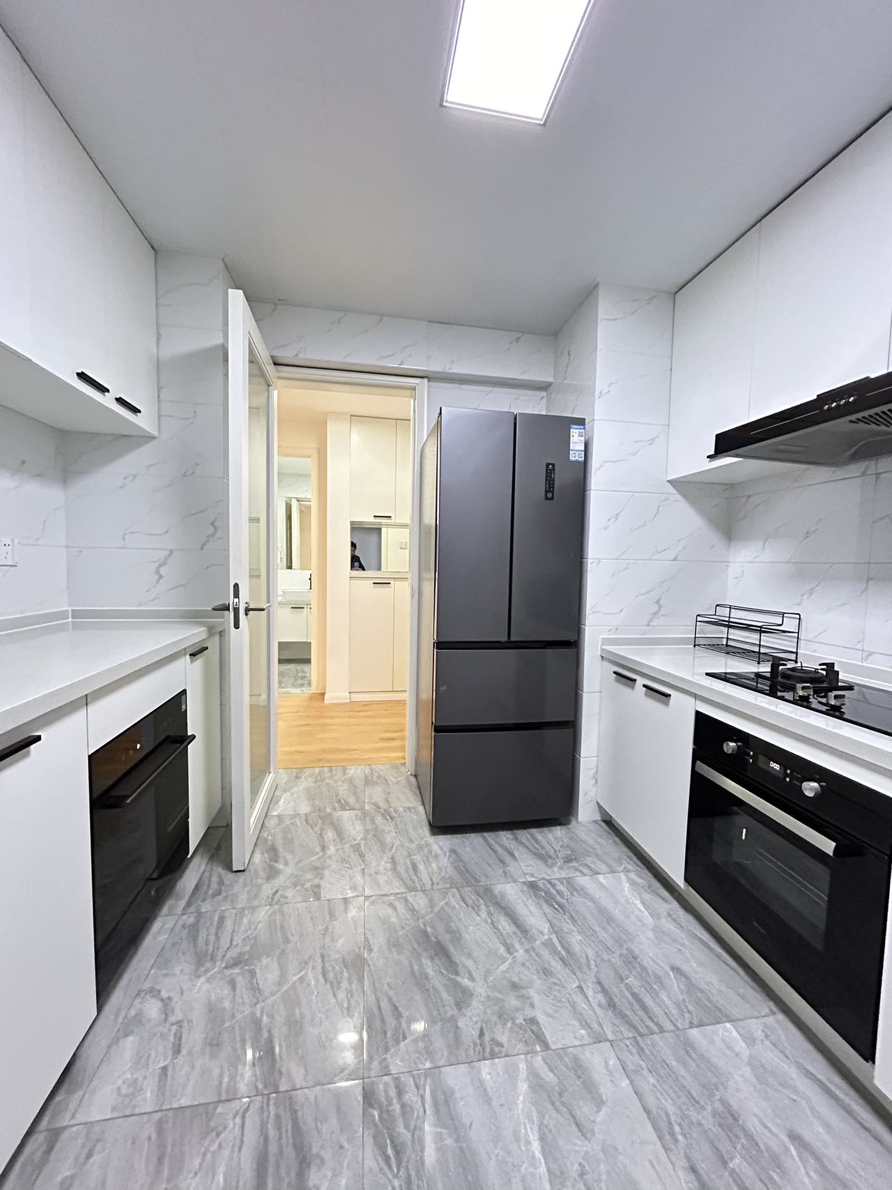 one-park-avenue-2-bed-2-bath-floor-heating-clubhouse-shanghai-rentals (3) 2-bed, 2-bath unit at One Park Avenue in Jing'an. 110 sqm, underfloor heating, central AC, oven, dishwasher. 50% greenery, clubhouse. 22,600 RMB/month.
