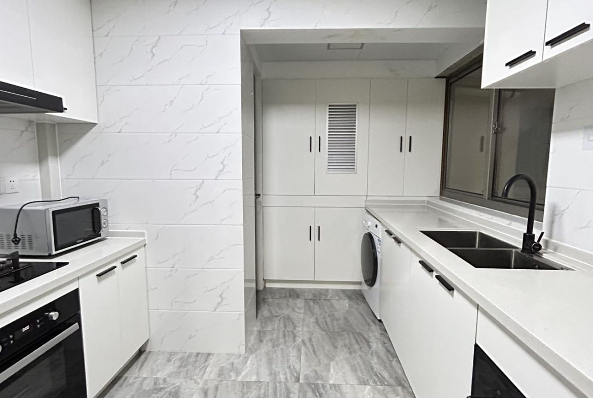2-bed, 2-bath unit at One Park Avenue in Jing'an. 110 sqm, underfloor heating, central AC, oven, dishwasher. 50% greenery, clubhouse. 22,600 RMB/month.