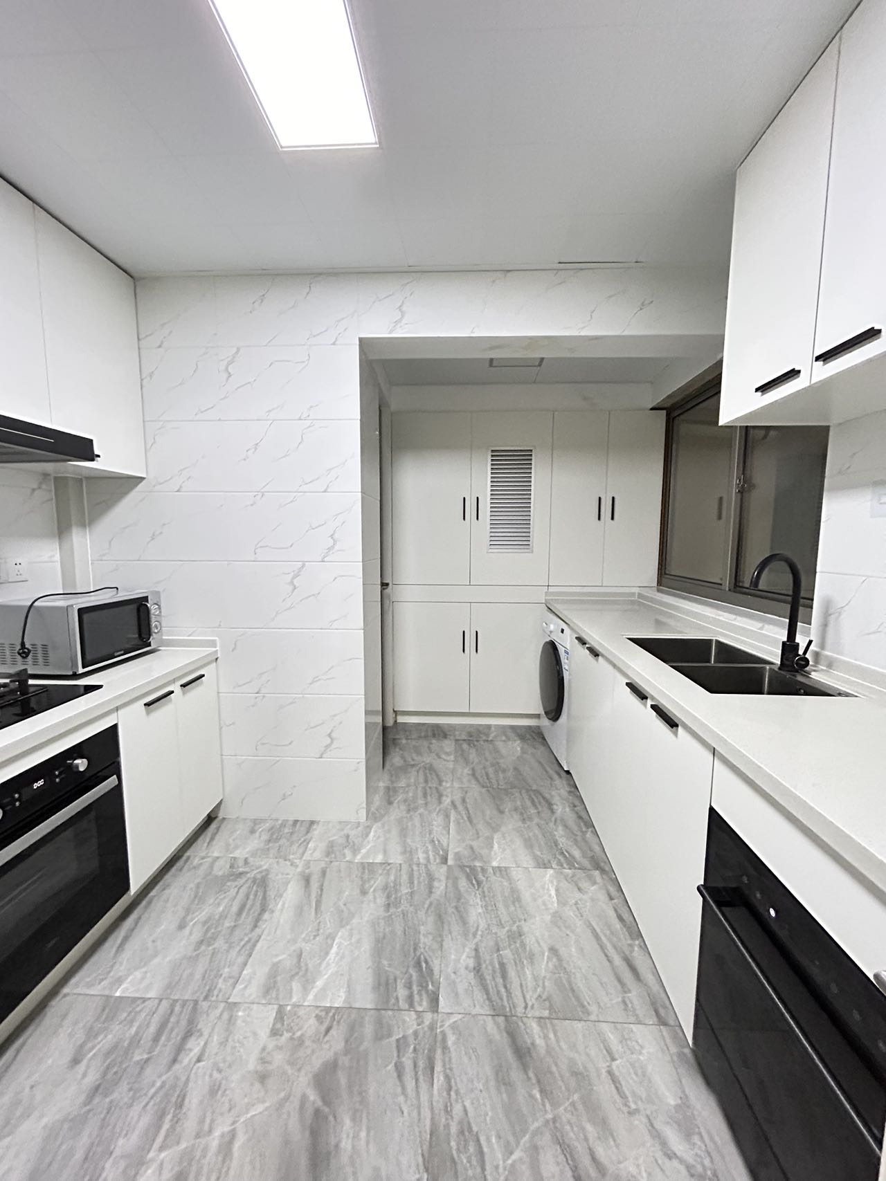 one-park-avenue-2-bed-2-bath-floor-heating-clubhouse-shanghai-rentals (4) 2-bed, 2-bath unit at One Park Avenue in Jing'an. 110 sqm, underfloor heating, central AC, oven, dishwasher. 50% greenery, clubhouse. 22,600 RMB/month.