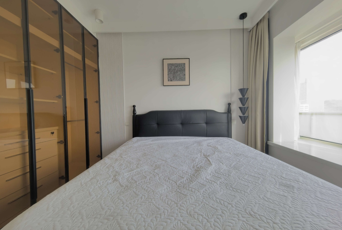 High-floor 2-bed, 2-bath unit at One Park Avenue with 270° skyline views. 120 sqm, underfloor heating, central AC, Vanke management. 23,000 RMB/month