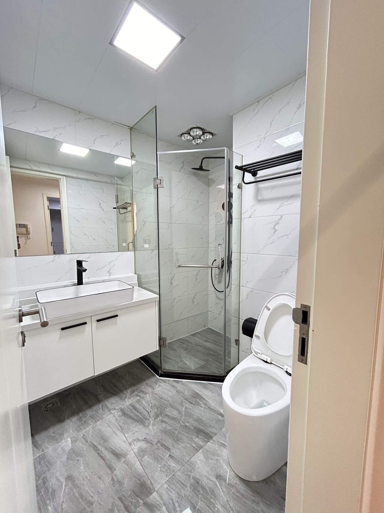 one-park-avenue-2-bed-2-bath-floor-heating-clubhouse-shanghai-rentals (5) 2-bed, 2-bath unit at One Park Avenue in Jing'an. 110 sqm, underfloor heating, central AC, oven, dishwasher. 50% greenery, clubhouse. 22,600 RMB/month.