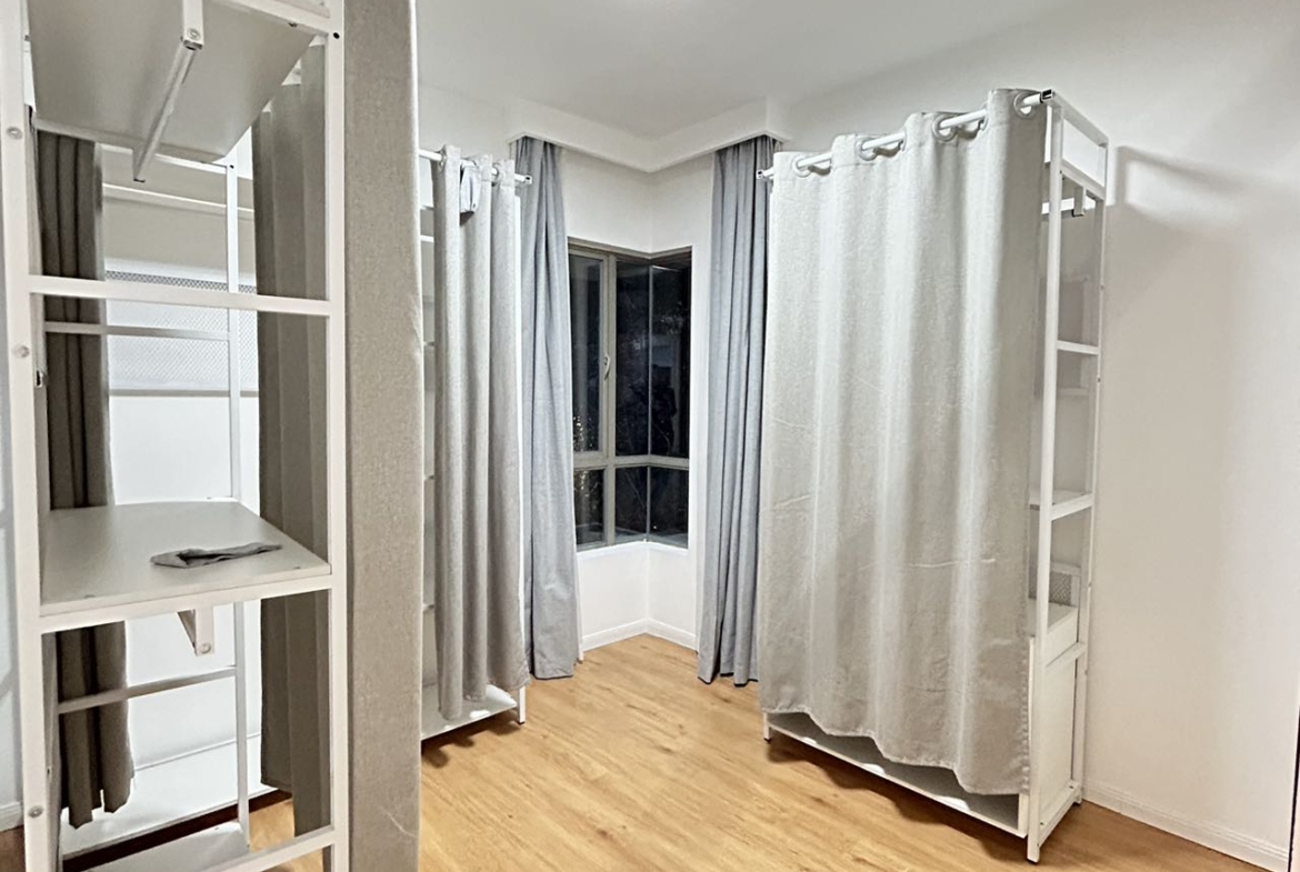 2-bed, 2-bath unit at One Park Avenue in Jing'an. 110 sqm, underfloor heating, central AC, oven, dishwasher. 50% greenery, clubhouse. 22,600 RMB/month.
