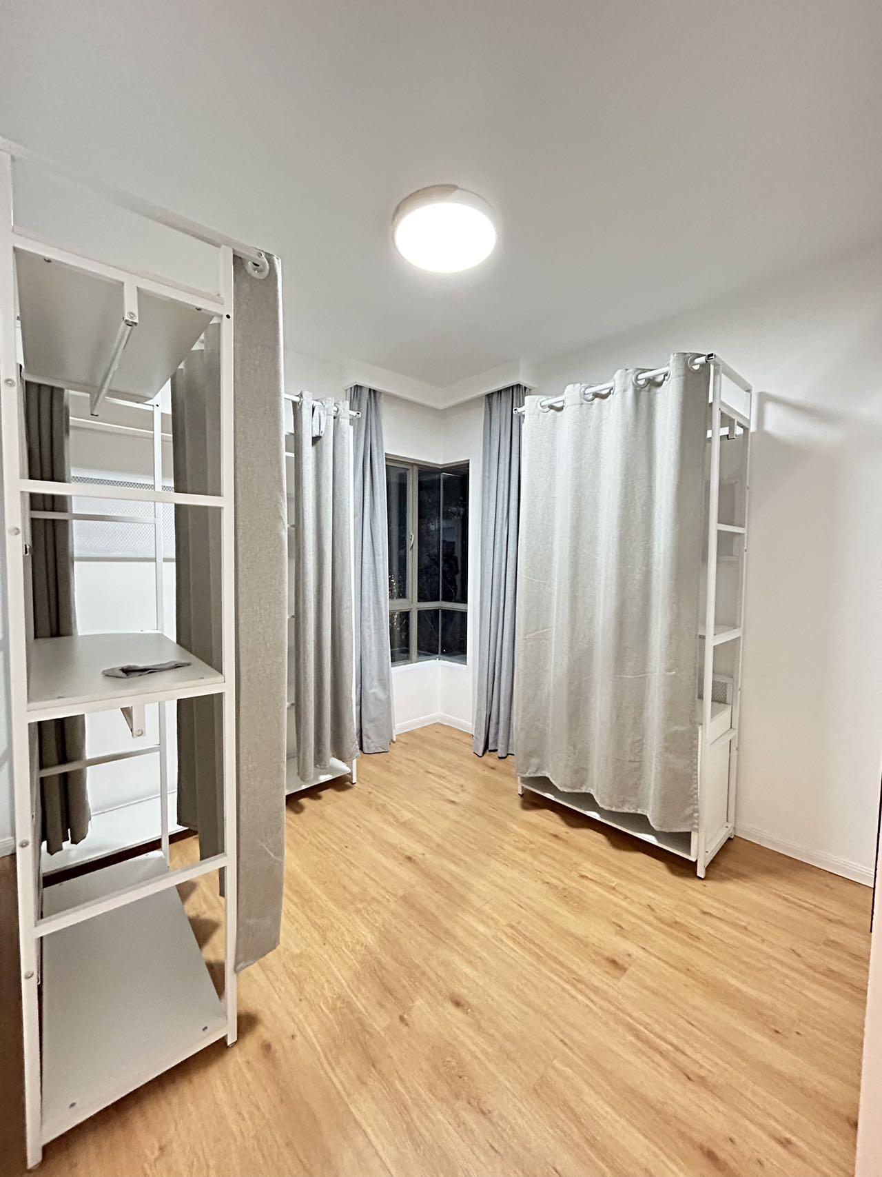 one-park-avenue-2-bed-2-bath-floor-heating-clubhouse-shanghai-rentals (6) 2-bed, 2-bath unit at One Park Avenue in Jing'an. 110 sqm, underfloor heating, central AC, oven, dishwasher. 50% greenery, clubhouse. 22,600 RMB/month.