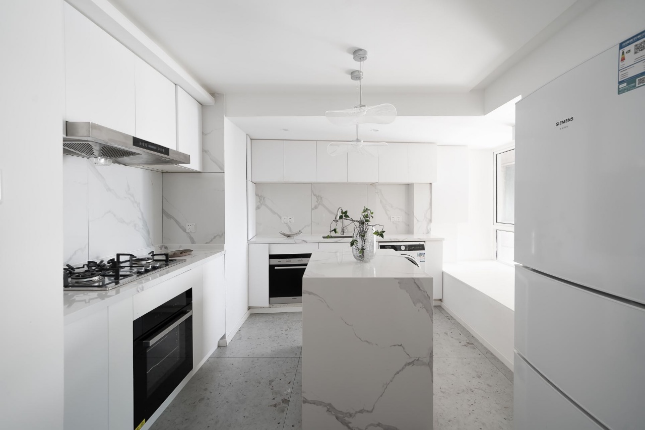 one-park-avenue-2-bed-2-bath-floor-heating-clubhouse-shanghai-rentals (6) High-floor 2-bed, 2-bath unit at One Park Avenue with 270° skyline views. 120 sqm, underfloor heating, central AC, Vanke management. 23,000 RMB/month