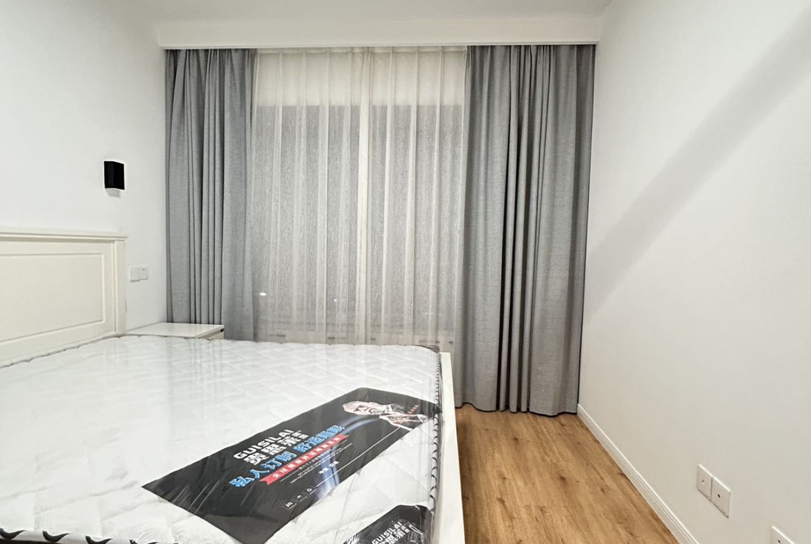 2-bed, 2-bath unit at One Park Avenue in Jing'an. 110 sqm, underfloor heating, central AC, oven, dishwasher. 50% greenery, clubhouse. 22,600 RMB/month.