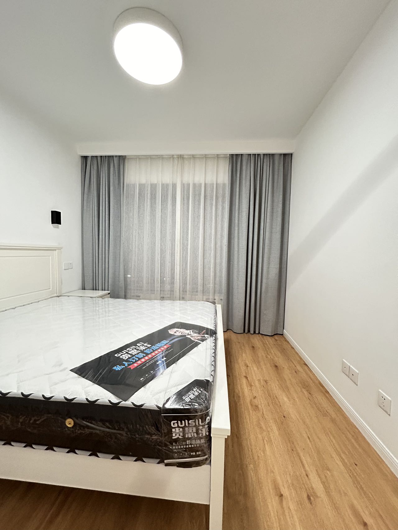 one-park-avenue-2-bed-2-bath-floor-heating-clubhouse-shanghai-rentals (7) 2-bed, 2-bath unit at One Park Avenue in Jing'an. 110 sqm, underfloor heating, central AC, oven, dishwasher. 50% greenery, clubhouse. 22,600 RMB/month.