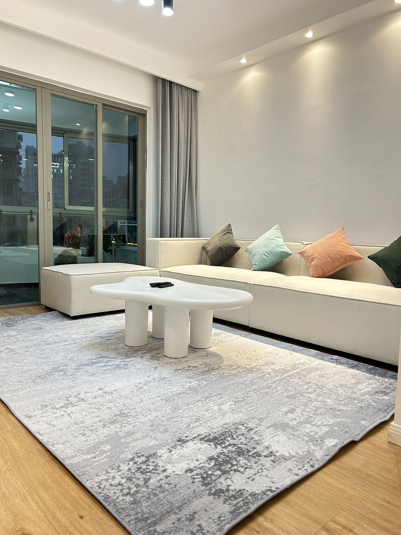 one-park-avenue-2-bed-2-bath-floor-heating-clubhouse-shanghai-rentals (8) 2-bed, 2-bath unit at One Park Avenue in Jing'an. 110 sqm, underfloor heating, central AC, oven, dishwasher. 50% greenery, clubhouse. 22,600 RMB/month.