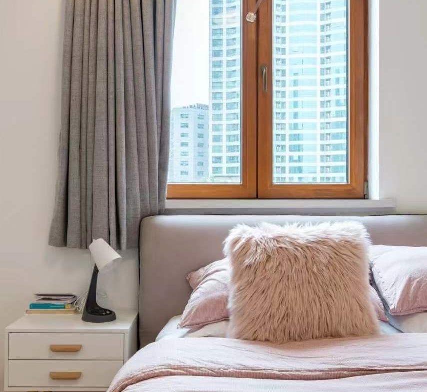 3-bed, 2-bath unit at Royal Apartments on Changle Road. 150 sqm, 1995 foreign-sale building, near Changshu Road Station. 26,800 RMB/month.