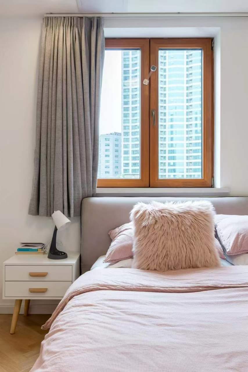 3-bed, 2-bath unit at Royal Apartments on Changle Road. 150 sqm, 1995 foreign-sale building, near Changshu Road Station. 26,800 RMB/month.