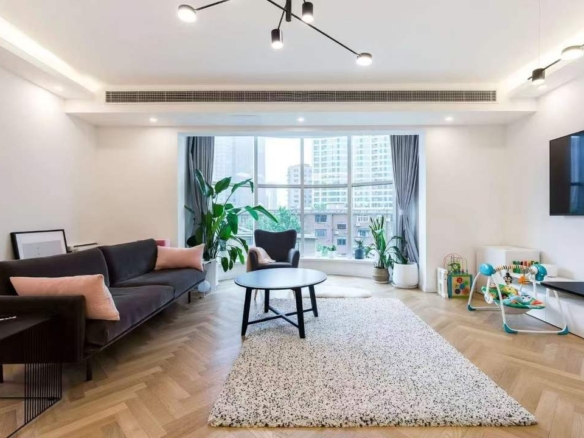 3-bed, 2-bath unit at Royal Apartments on Changle Road. 150 sqm, 1995 foreign-sale building, near Changshu Road Station. 26,800 RMB/month.