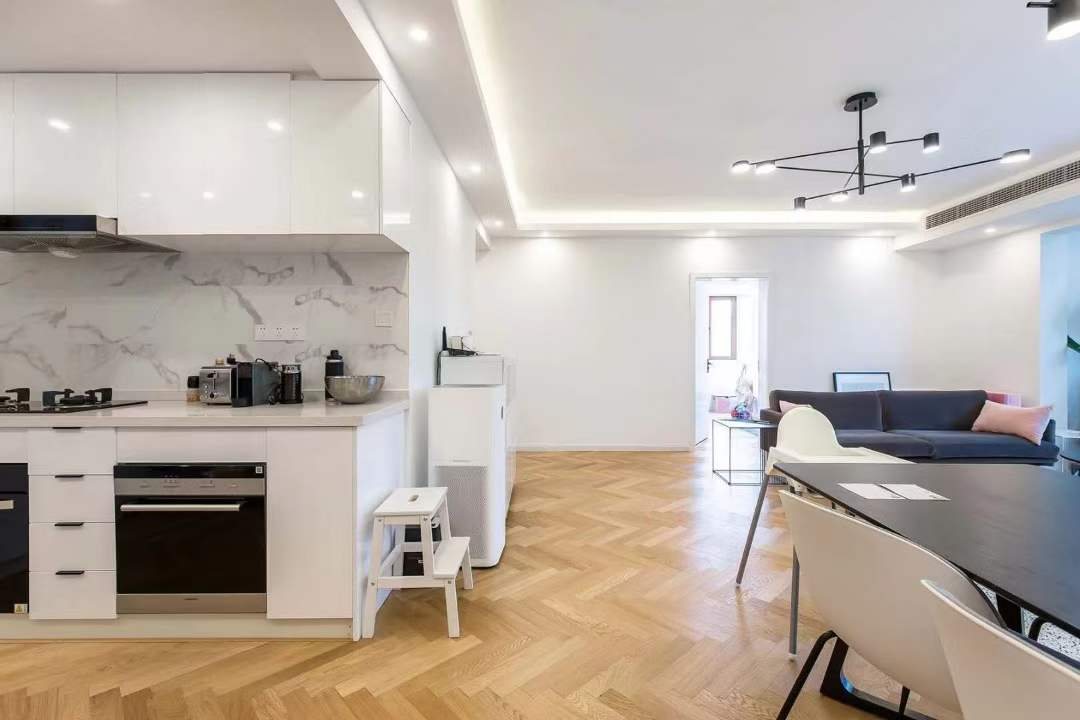 3-bed, 2-bath unit at Royal Apartments on Changle Road. 150 sqm, 1995 foreign-sale building, near Changshu Road Station. 26,800 RMB/month.