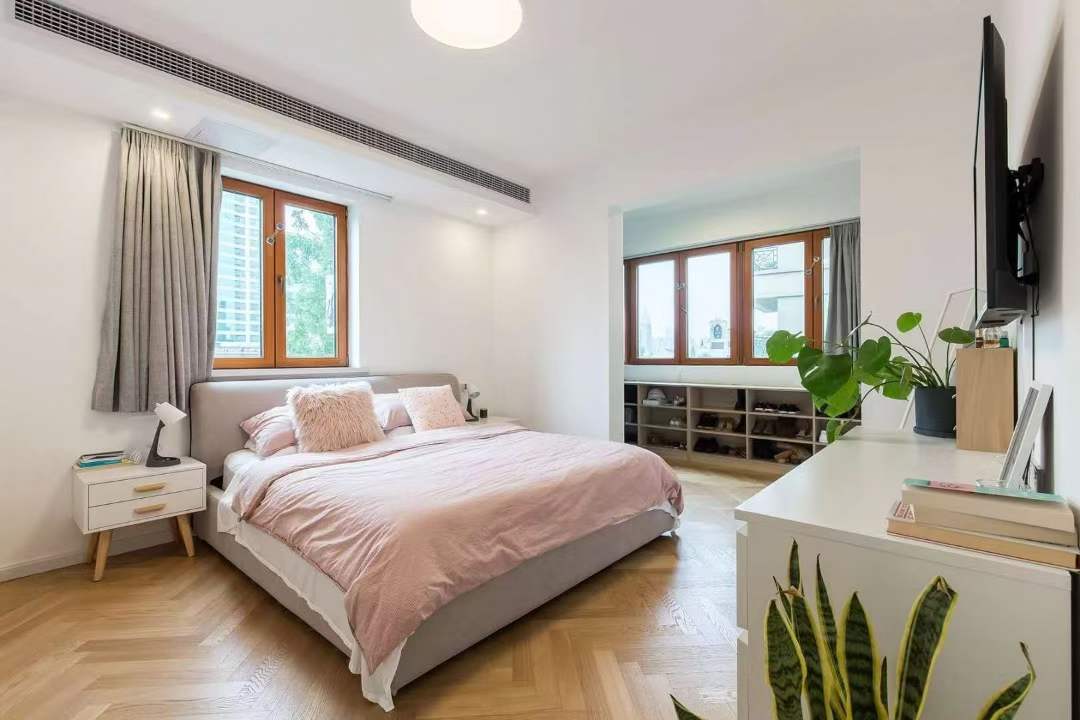 3-bed, 2-bath unit at Royal Apartments on Changle Road. 150 sqm, 1995 foreign-sale building, near Changshu Road Station. 26,800 RMB/month.