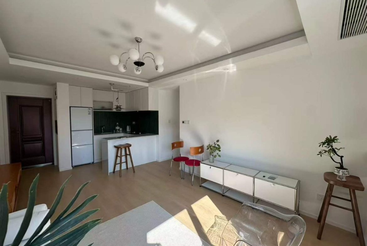 2-bed, 2-bath unit at Shanghai Grand Plaza on Julu Road. Fully furnished, bright unit, clubhouse with pool and gym. 18,000 RMB/month.