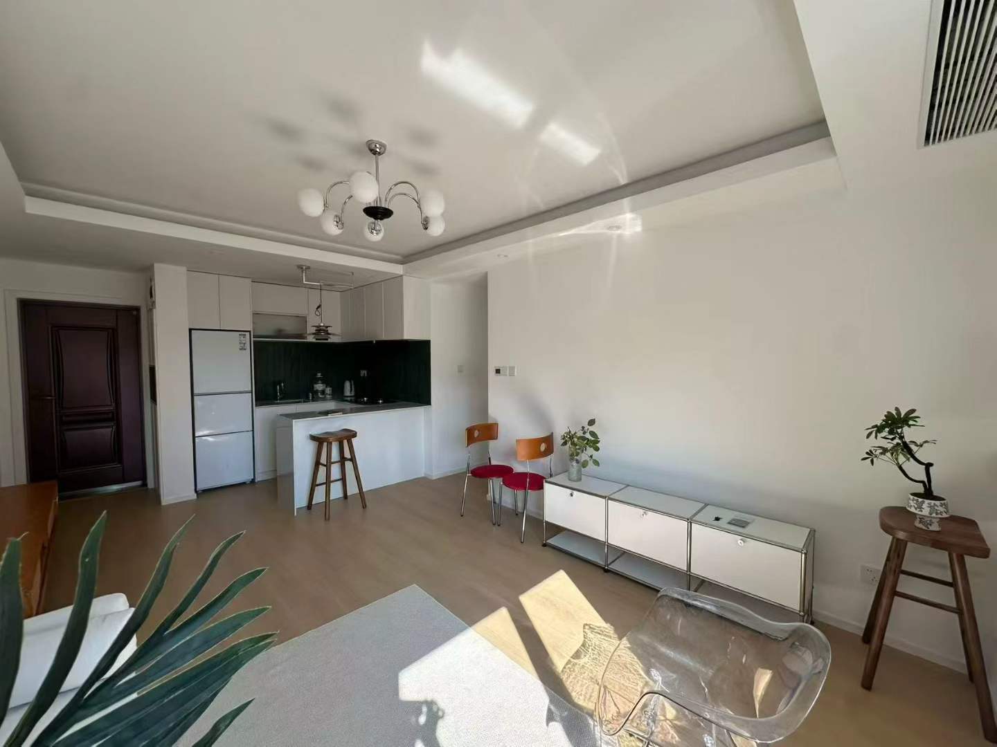 2-bed, 2-bath unit at Shanghai Grand Plaza on Julu Road. Fully furnished, bright unit, clubhouse with pool and gym. 18,000 RMB/month.