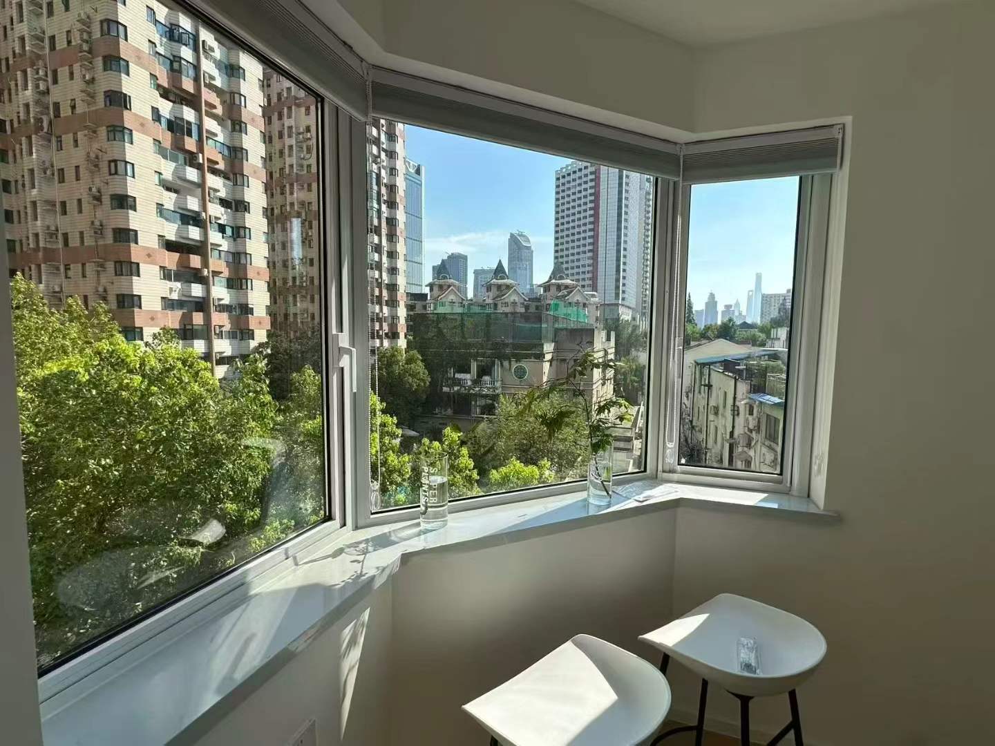 2-bed, 2-bath unit at Shanghai Grand Plaza on Julu Road. Fully furnished, bright unit, clubhouse with pool and gym. 18,000 RMB/month.