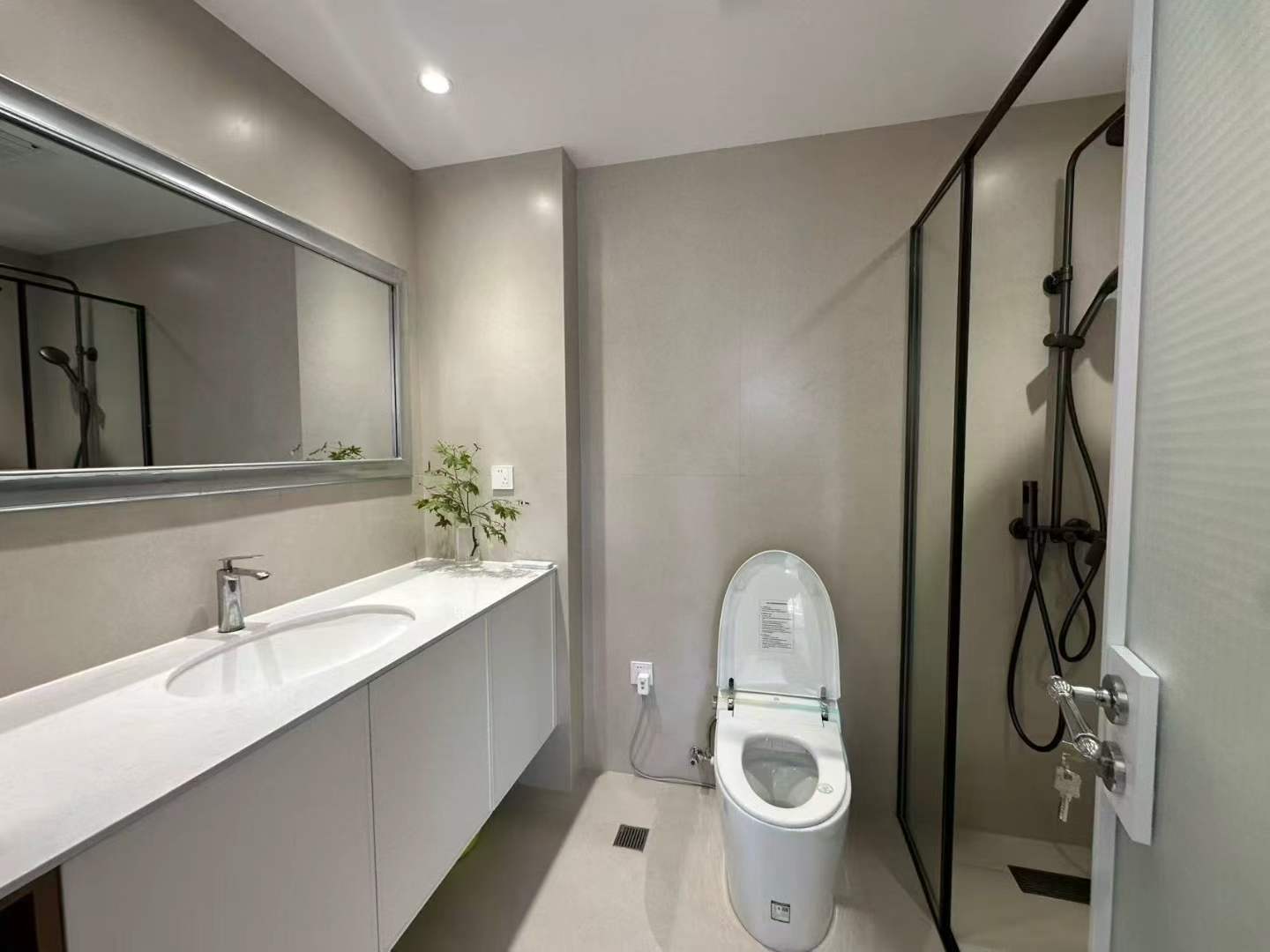2-bed, 2-bath unit at Shanghai Grand Plaza on Julu Road. Fully furnished, bright unit, clubhouse with pool and gym. 18,000 RMB/month.