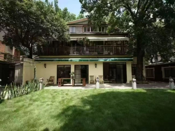 Garden studio on Taochang Road with 300 sqm courtyard. 130 sqm first floor + 15 sqm second floor. Ideal for creative office or design studio. 42,000 RMB/month.
