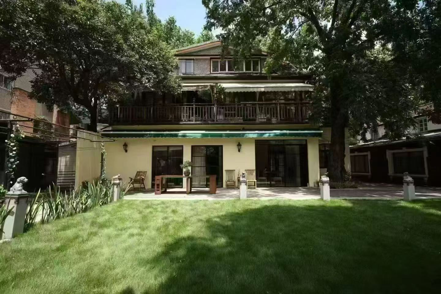 taochang-road-ffc-garden-studio-130sqm-big-garden-shanghai-rentals (1) Garden studio on Taochang Road with 300 sqm courtyard. 130 sqm first floor + 15 sqm second floor. Ideal for creative office or design studio. 42,000 RMB/month.