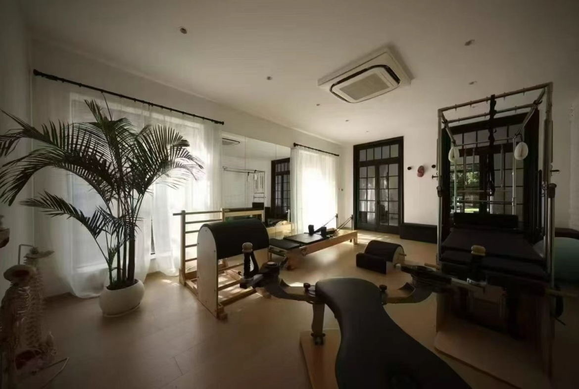Garden studio on Taochang Road with 300 sqm courtyard. 130 sqm first floor + 15 sqm second floor. Ideal for creative office or design studio. 42,000 RMB/month.