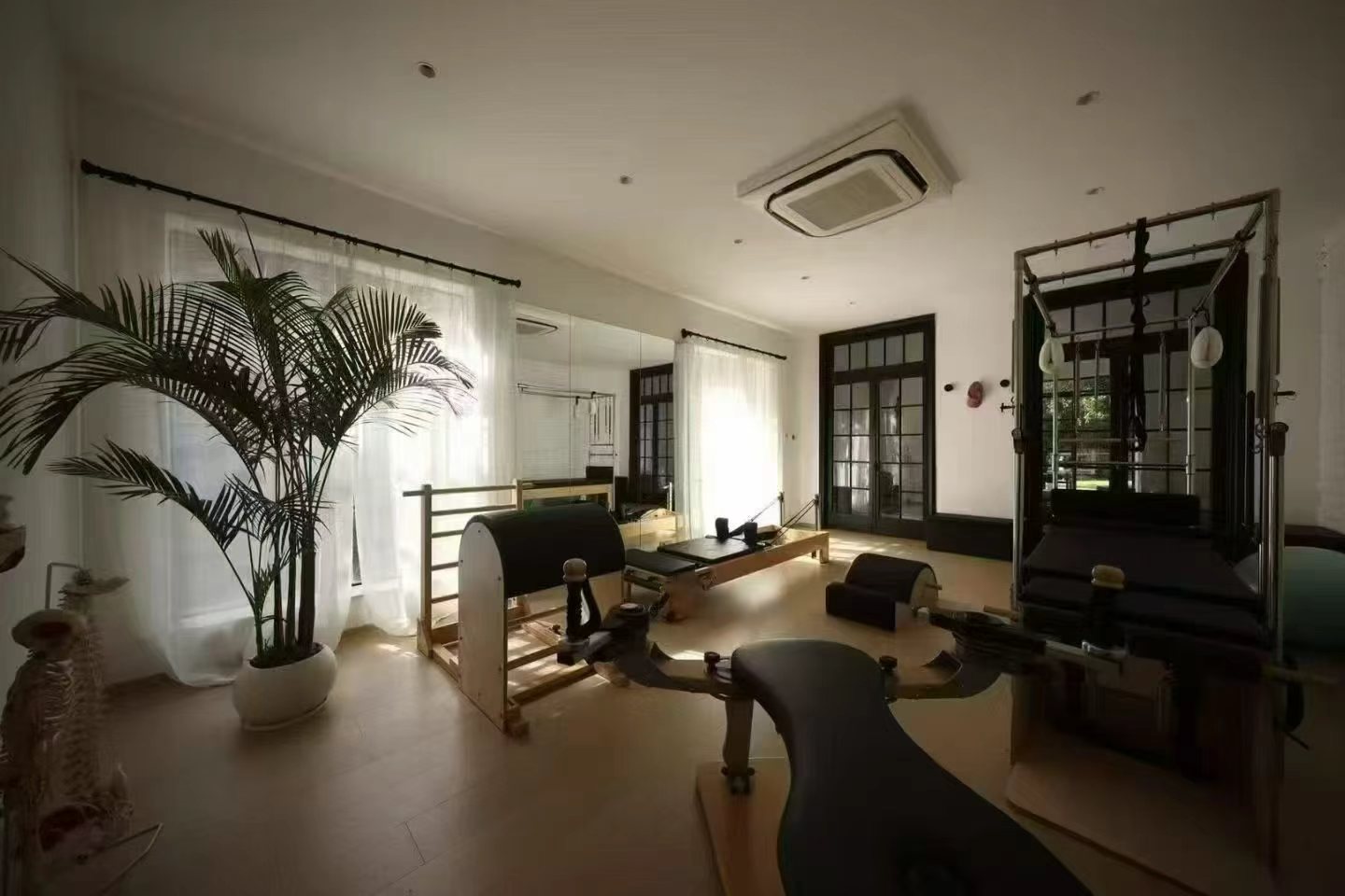 taochang-road-ffc-garden-studio-130sqm-big-garden-shanghai-rentals (2) Garden studio on Taochang Road with 300 sqm courtyard. 130 sqm first floor + 15 sqm second floor. Ideal for creative office or design studio. 42,000 RMB/month.