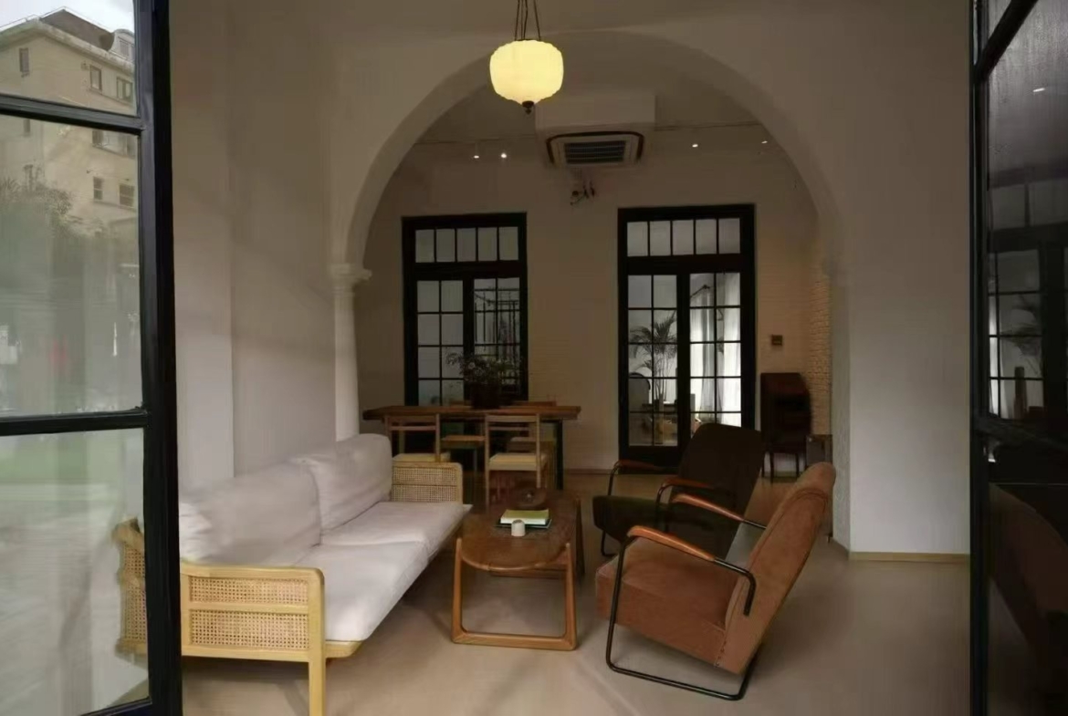 Garden studio on Taochang Road with 300 sqm courtyard. 130 sqm first floor + 15 sqm second floor. Ideal for creative office or design studio. 42,000 RMB/month.