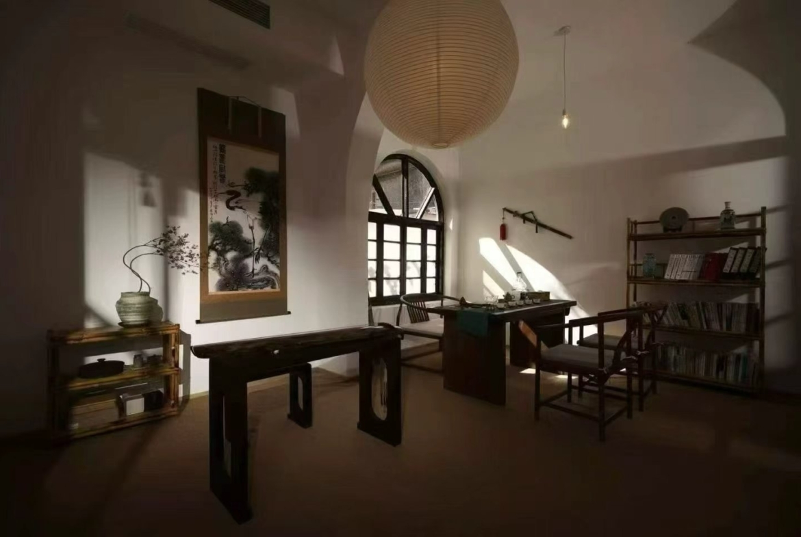 Garden studio on Taochang Road with 300 sqm courtyard. 130 sqm first floor + 15 sqm second floor. Ideal for creative office or design studio. 42,000 RMB/month.
