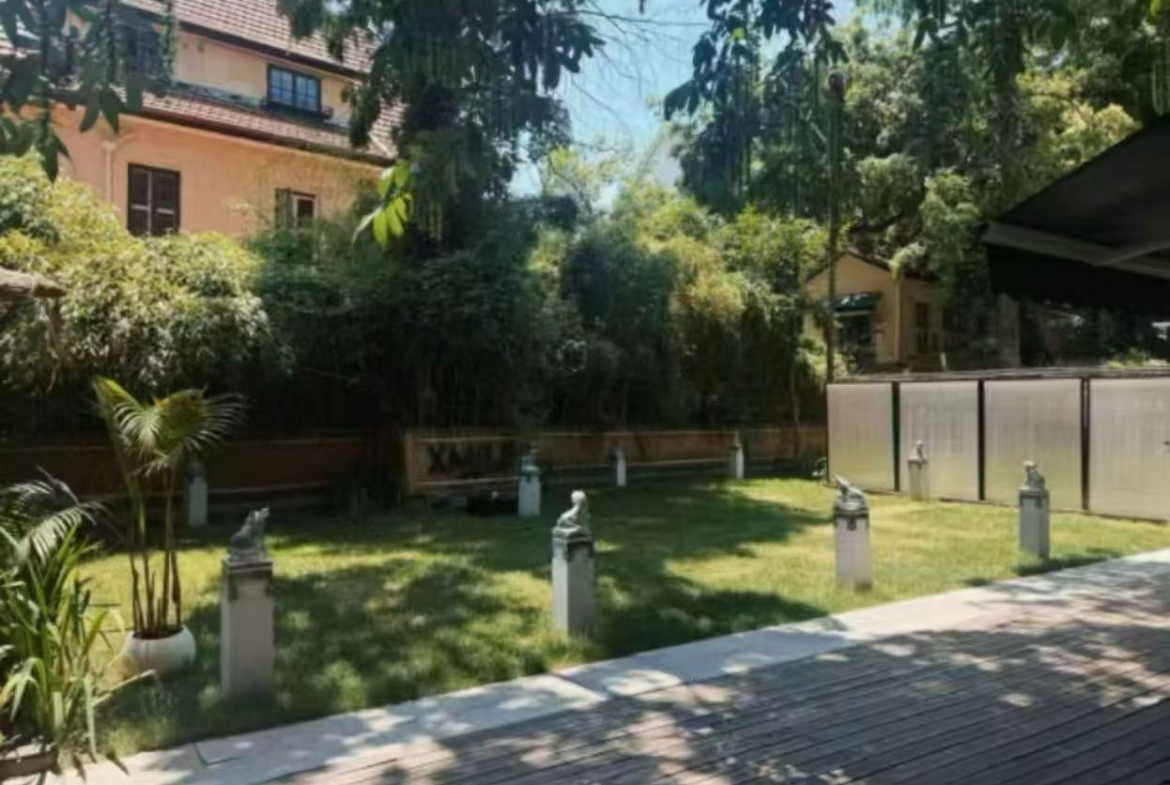 Garden studio on Taochang Road with 300 sqm courtyard. 130 sqm first floor + 15 sqm second floor. Ideal for creative office or design studio. 42,000 RMB/month.