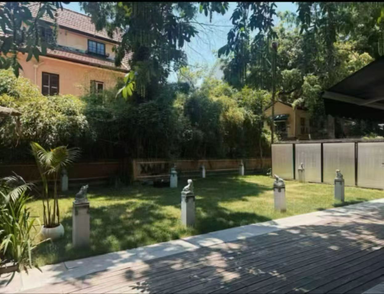 taochang-road-ffc-garden-studio-130sqm-big-garden-shanghai-rentals (5) Garden studio on Taochang Road with 300 sqm courtyard. 130 sqm first floor + 15 sqm second floor. Ideal for creative office or design studio. 42,000 RMB/month.