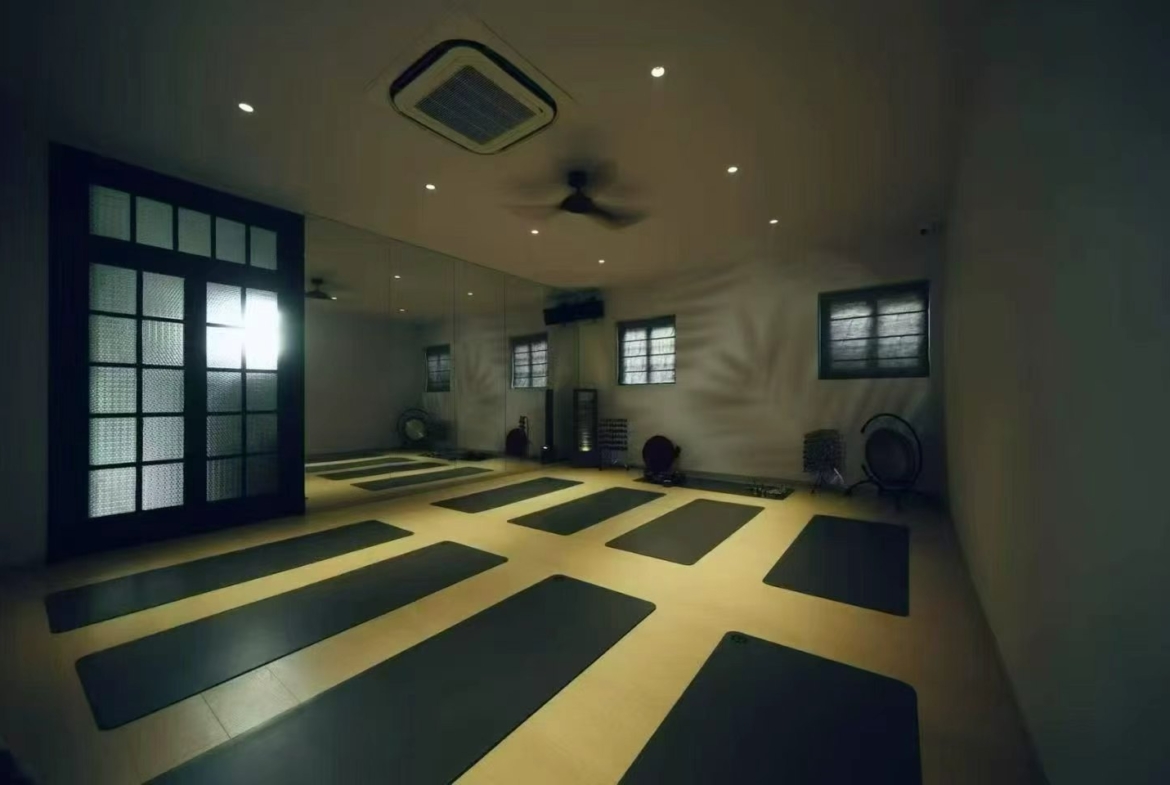 Garden studio on Taochang Road with 300 sqm courtyard. 130 sqm first floor + 15 sqm second floor. Ideal for creative office or design studio. 42,000 RMB/month.