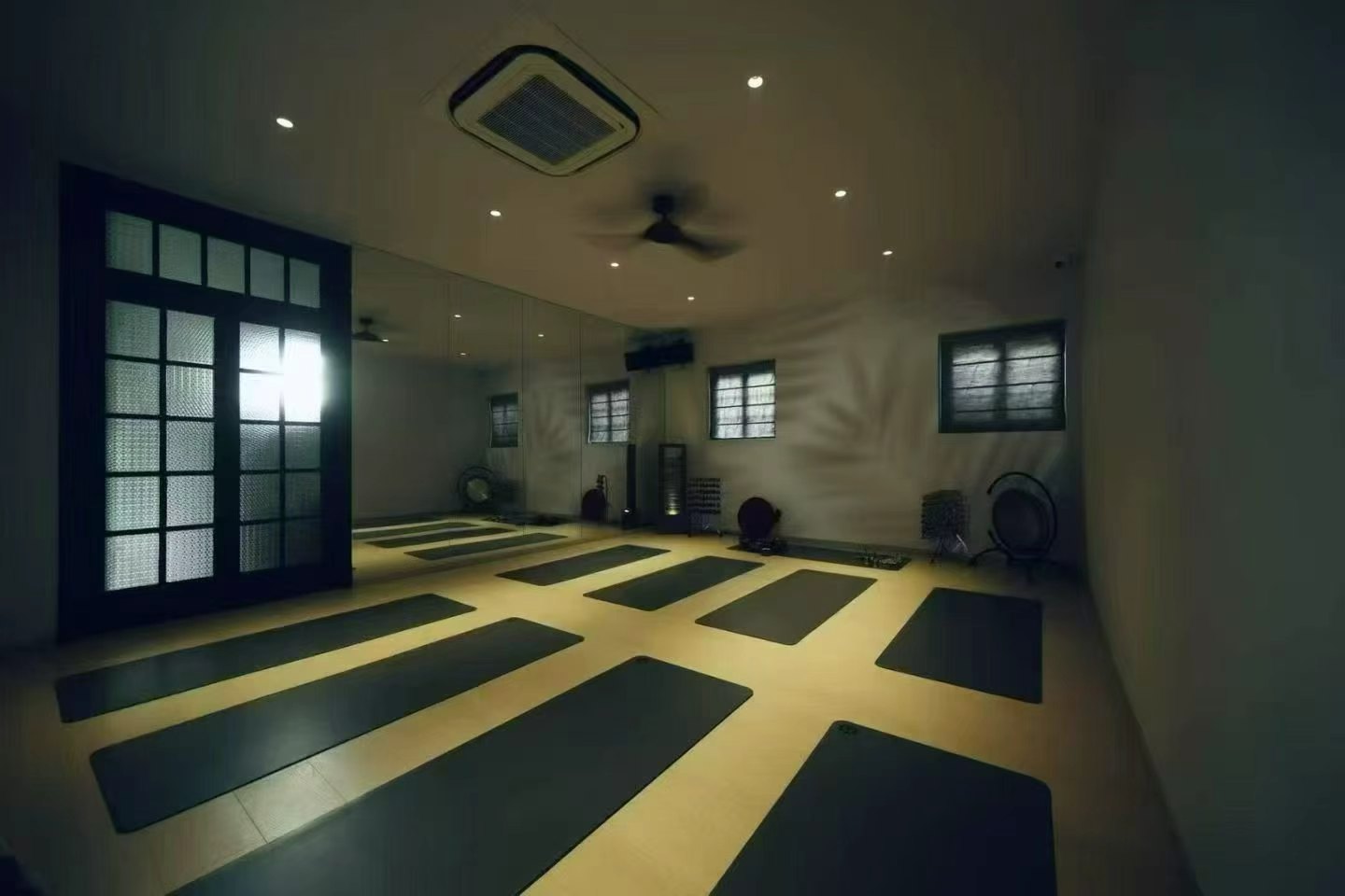 taochang-road-ffc-garden-studio-130sqm-big-garden-shanghai-rentals (6) Garden studio on Taochang Road with 300 sqm courtyard. 130 sqm first floor + 15 sqm second floor. Ideal for creative office or design studio. 42,000 RMB/month.