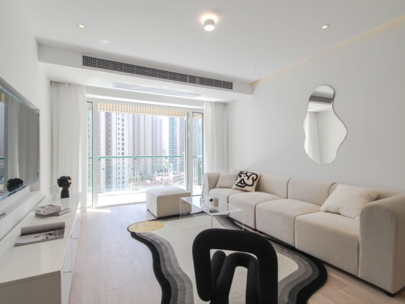 3-bed, 2-bath unit at The Courtyard. 135 sqm, full south-facing, underfloor heating, central AC, Bosch washer-dryer, Siemens kitchen. 29,000 RMB/month.