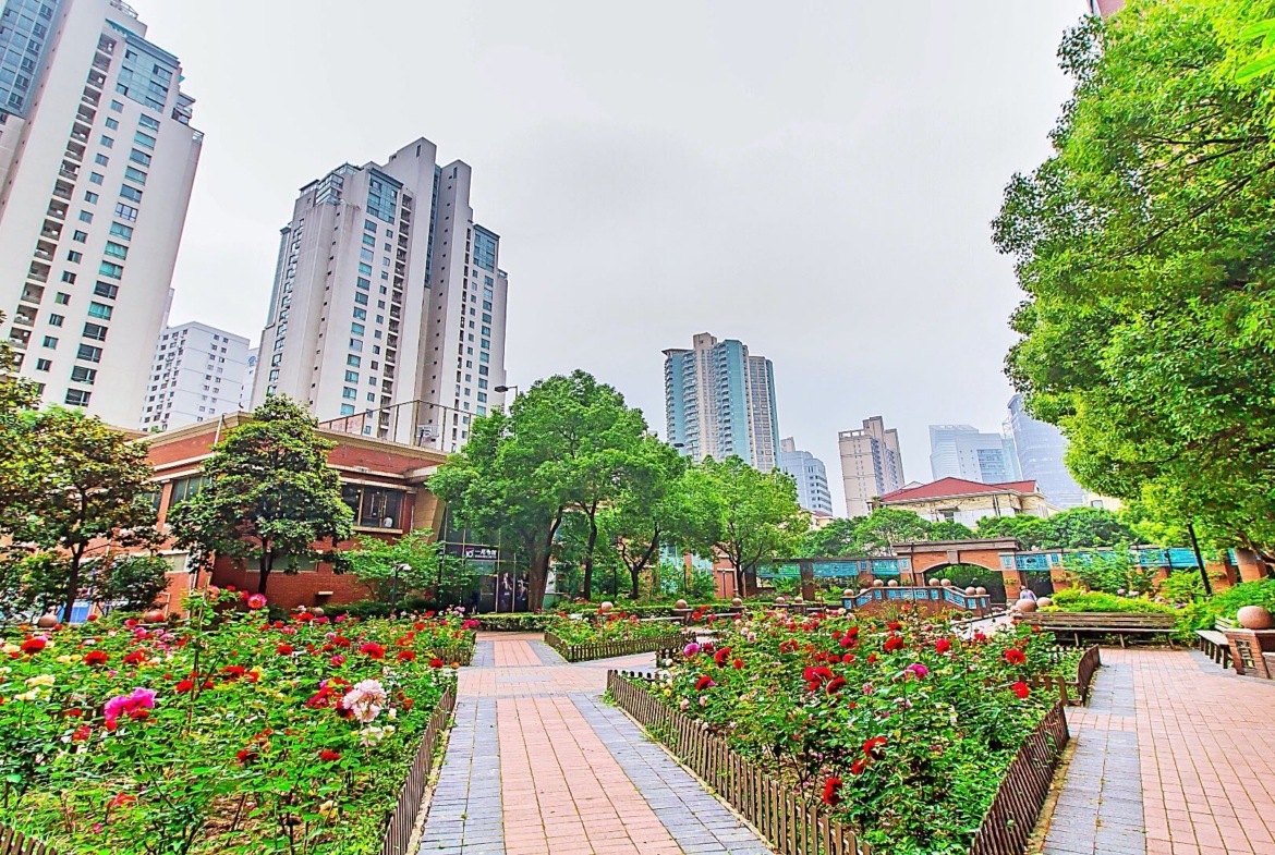 3-bed, 2-bath unit at The Courtyard. 135 sqm, full south-facing, underfloor heating, central AC, Bosch washer-dryer, Siemens kitchen. 29,000 RMB/month.