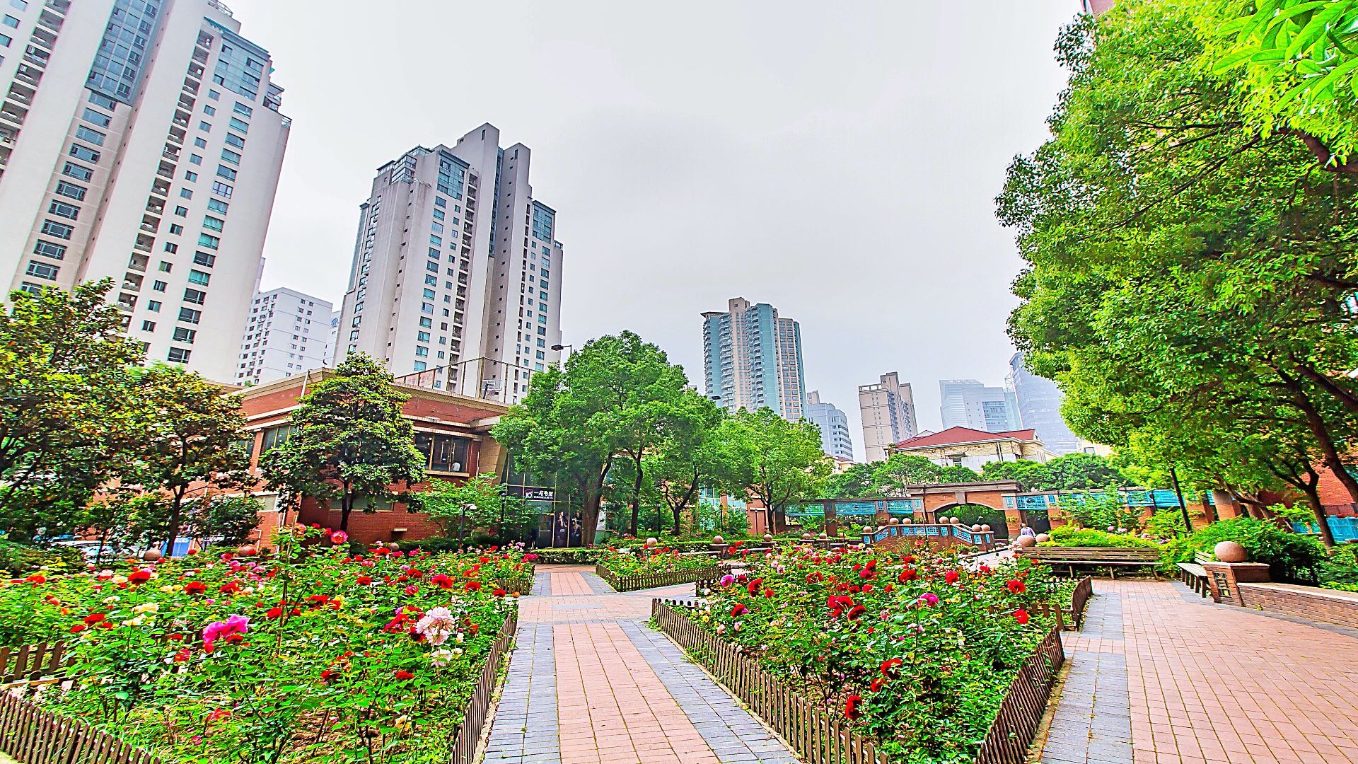 the-courtyard-changning-ffc-3-bed-2-bath-floor-heating-shanghai-rentals (10) 3-bed, 2-bath unit at The Courtyard. 135 sqm, full south-facing, underfloor heating, central AC, Bosch washer-dryer, Siemens kitchen. 29,000 RMB/month.