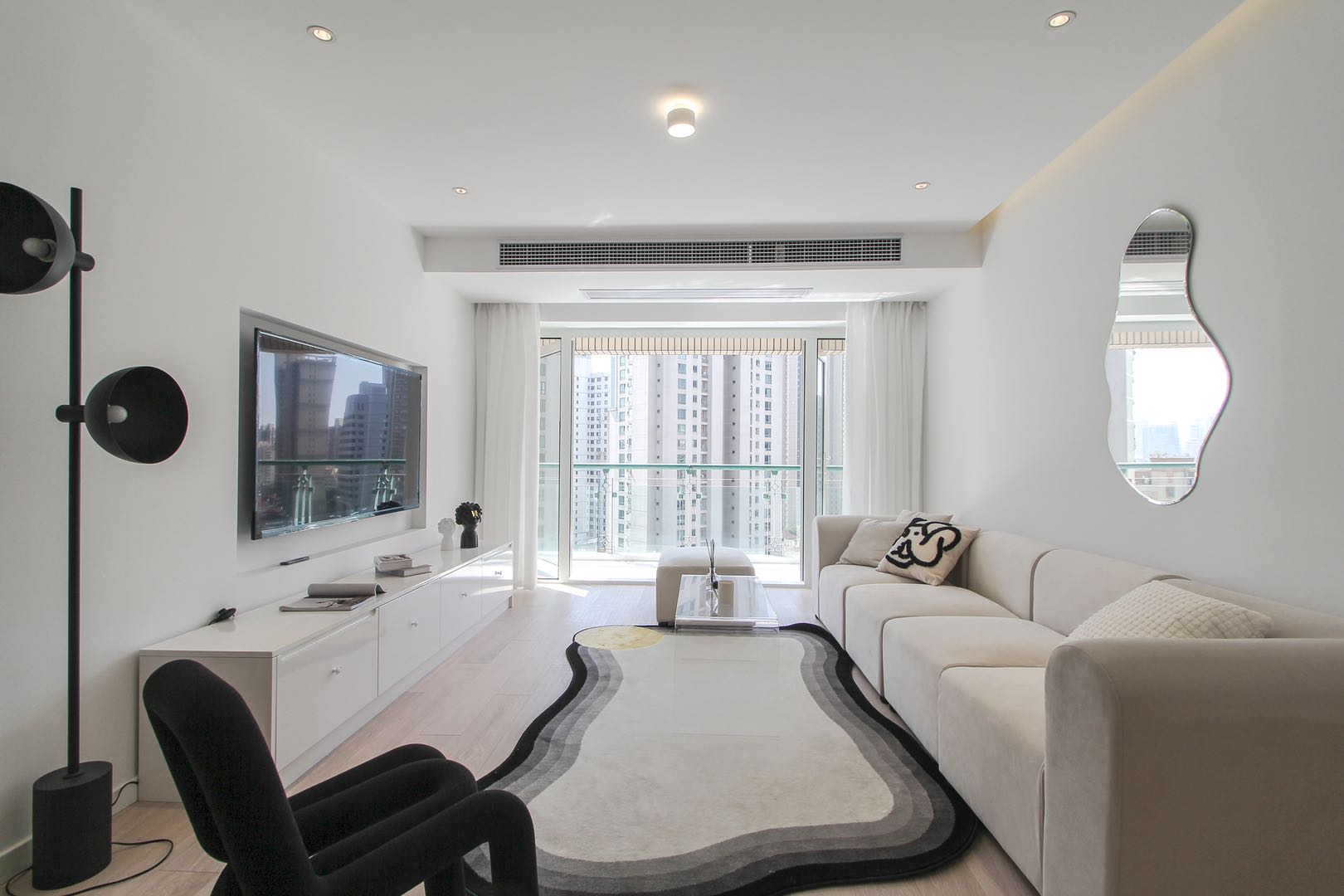 the-courtyard-changning-ffc-3-bed-2-bath-floor-heating-shanghai-rentals (2) 3-bed, 2-bath unit at The Courtyard. 135 sqm, full south-facing, underfloor heating, central AC, Bosch washer-dryer, Siemens kitchen. 29,000 RMB/month.