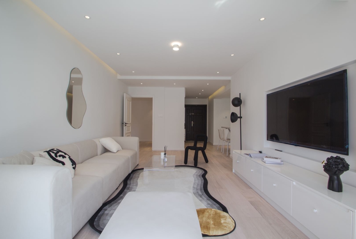 3-bed, 2-bath unit at The Courtyard. 135 sqm, full south-facing, underfloor heating, central AC, Bosch washer-dryer, Siemens kitchen. 29,000 RMB/month.
