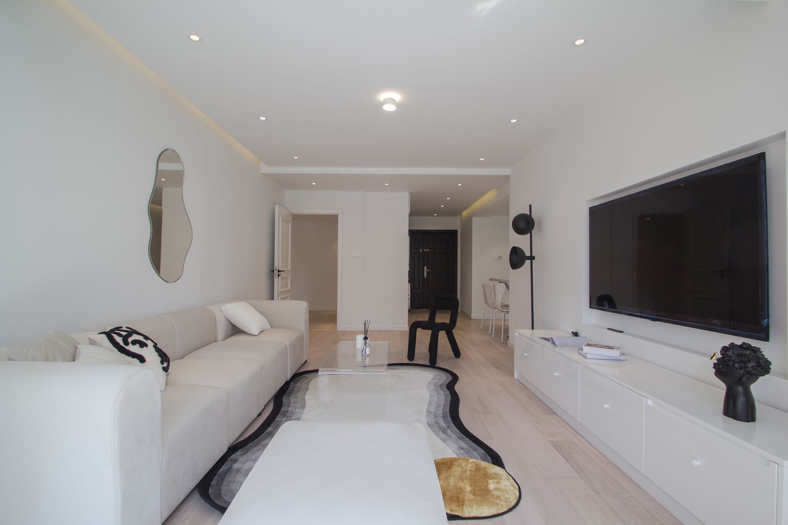 the-courtyard-changning-ffc-3-bed-2-bath-floor-heating-shanghai-rentals (3) 3-bed, 2-bath unit at The Courtyard. 135 sqm, full south-facing, underfloor heating, central AC, Bosch washer-dryer, Siemens kitchen. 29,000 RMB/month.