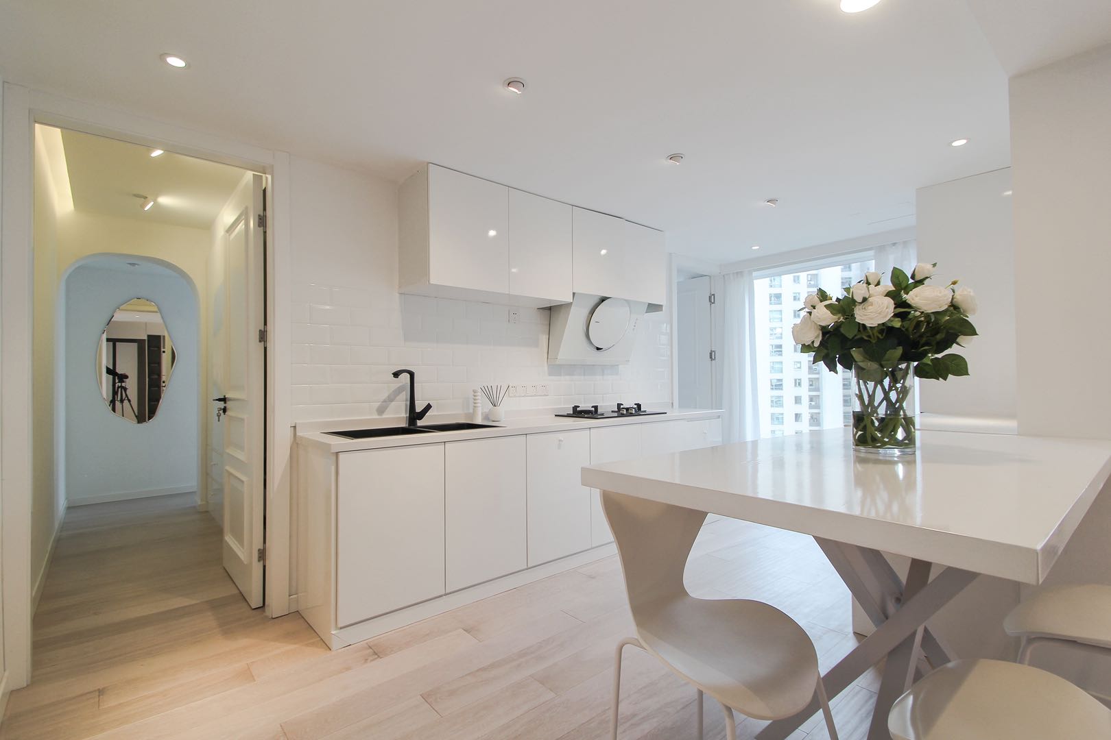 the-courtyard-changning-ffc-3-bed-2-bath-floor-heating-shanghai-rentals (4) 3-bed, 2-bath unit at The Courtyard. 135 sqm, full south-facing, underfloor heating, central AC, Bosch washer-dryer, Siemens kitchen. 29,000 RMB/month.
