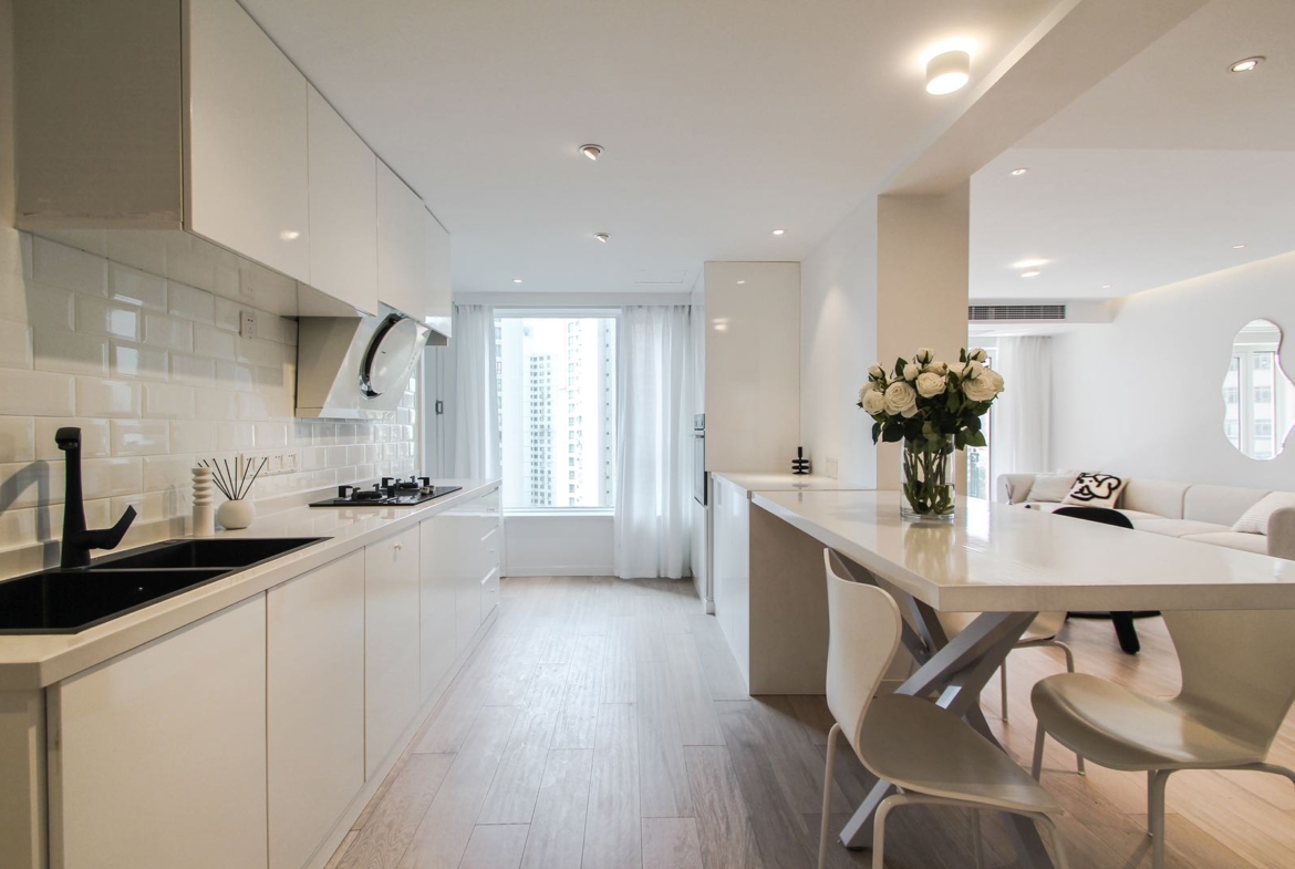 3-bed, 2-bath unit at The Courtyard. 135 sqm, full south-facing, underfloor heating, central AC, Bosch washer-dryer, Siemens kitchen. 29,000 RMB/month.