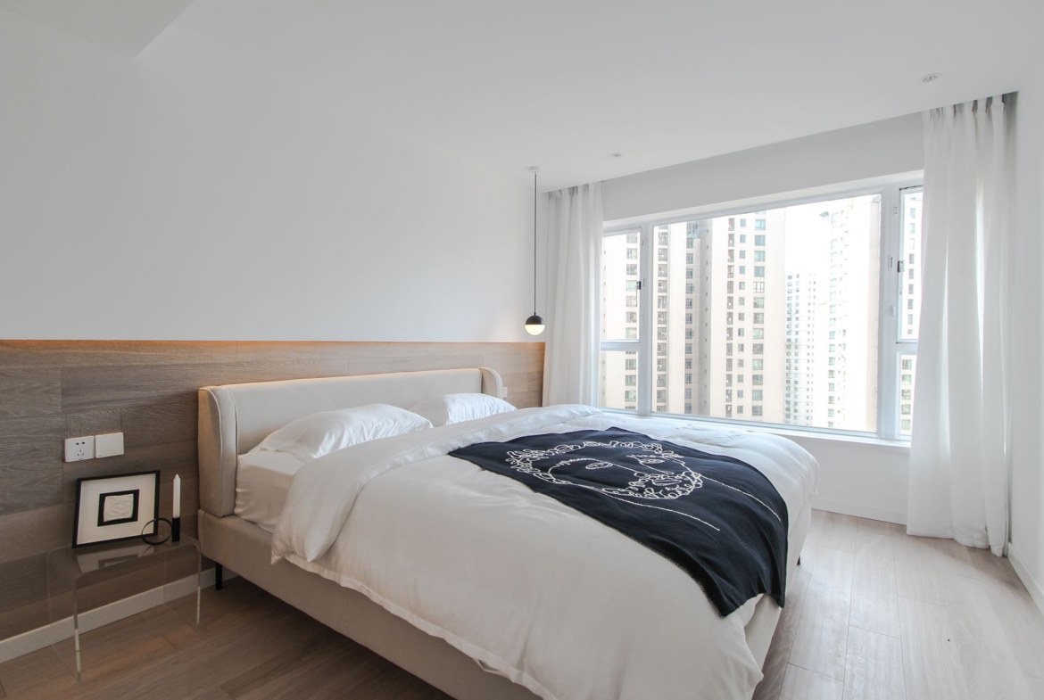 3-bed, 2-bath unit at The Courtyard. 135 sqm, full south-facing, underfloor heating, central AC, Bosch washer-dryer, Siemens kitchen. 29,000 RMB/month.