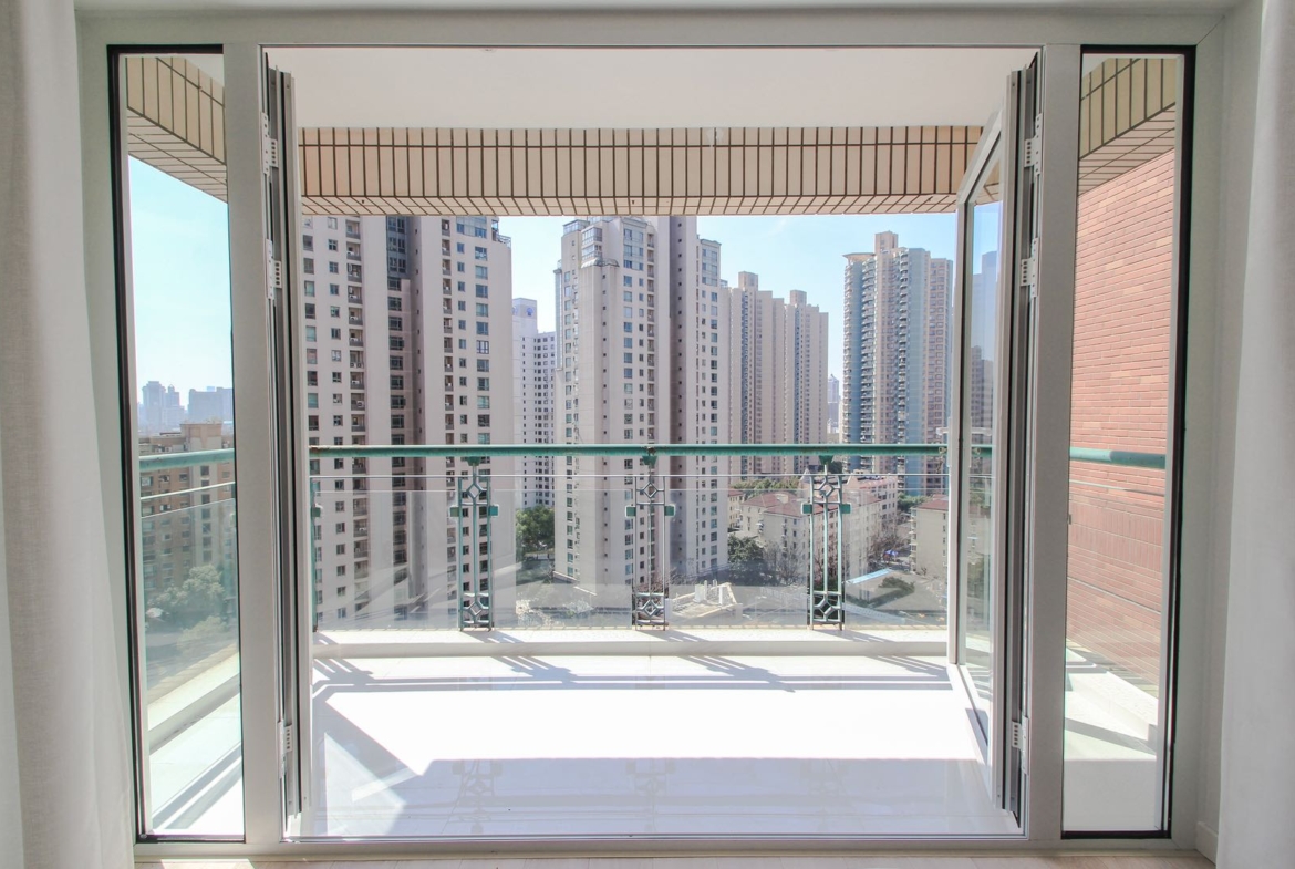 3-bed, 2-bath unit at The Courtyard. 135 sqm, full south-facing, underfloor heating, central AC, Bosch washer-dryer, Siemens kitchen. 29,000 RMB/month.