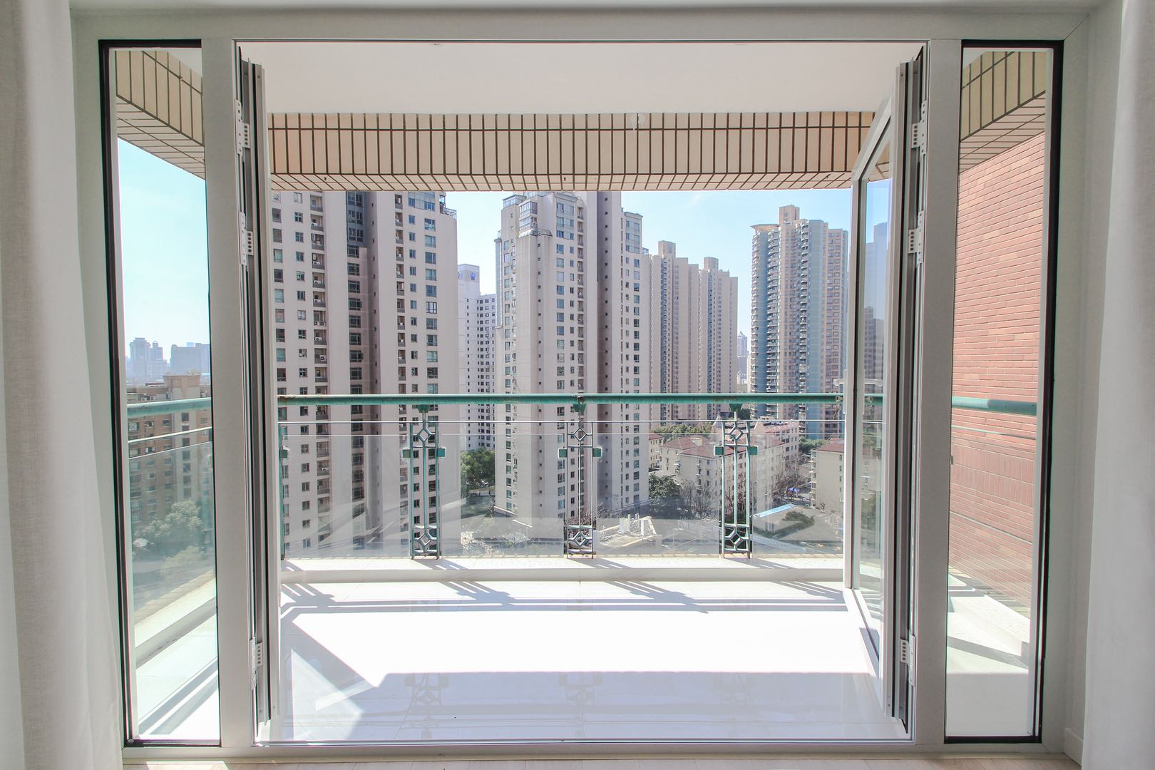 the-courtyard-changning-ffc-3-bed-2-bath-floor-heating-shanghai-rentals (7) 3-bed, 2-bath unit at The Courtyard. 135 sqm, full south-facing, underfloor heating, central AC, Bosch washer-dryer, Siemens kitchen. 29,000 RMB/month.