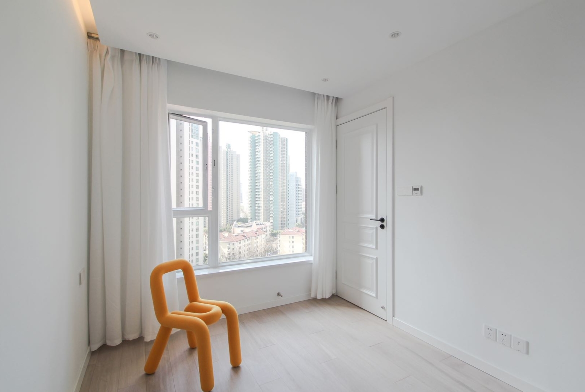 3-bed, 2-bath unit at The Courtyard. 135 sqm, full south-facing, underfloor heating, central AC, Bosch washer-dryer, Siemens kitchen. 29,000 RMB/month.