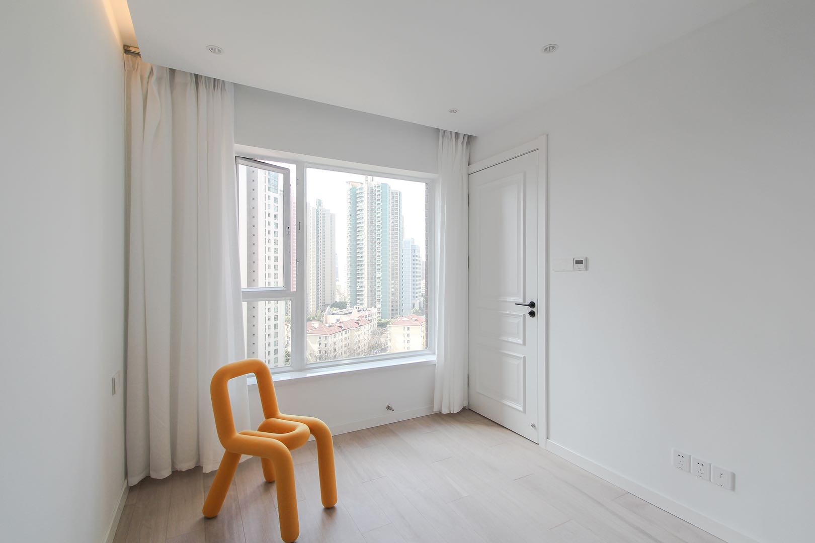 the-courtyard-changning-ffc-3-bed-2-bath-floor-heating-shanghai-rentals (8) 3-bed, 2-bath unit at The Courtyard. 135 sqm, full south-facing, underfloor heating, central AC, Bosch washer-dryer, Siemens kitchen. 29,000 RMB/month.