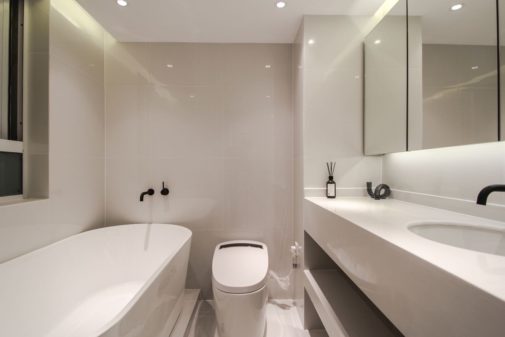 the-courtyard-changning-ffc-3-bed-2-bath-floor-heating-shanghai-rentals (9) 3-bed, 2-bath unit at The Courtyard. 135 sqm, full south-facing, underfloor heating, central AC, Bosch washer-dryer, Siemens kitchen. 29,000 RMB/month.