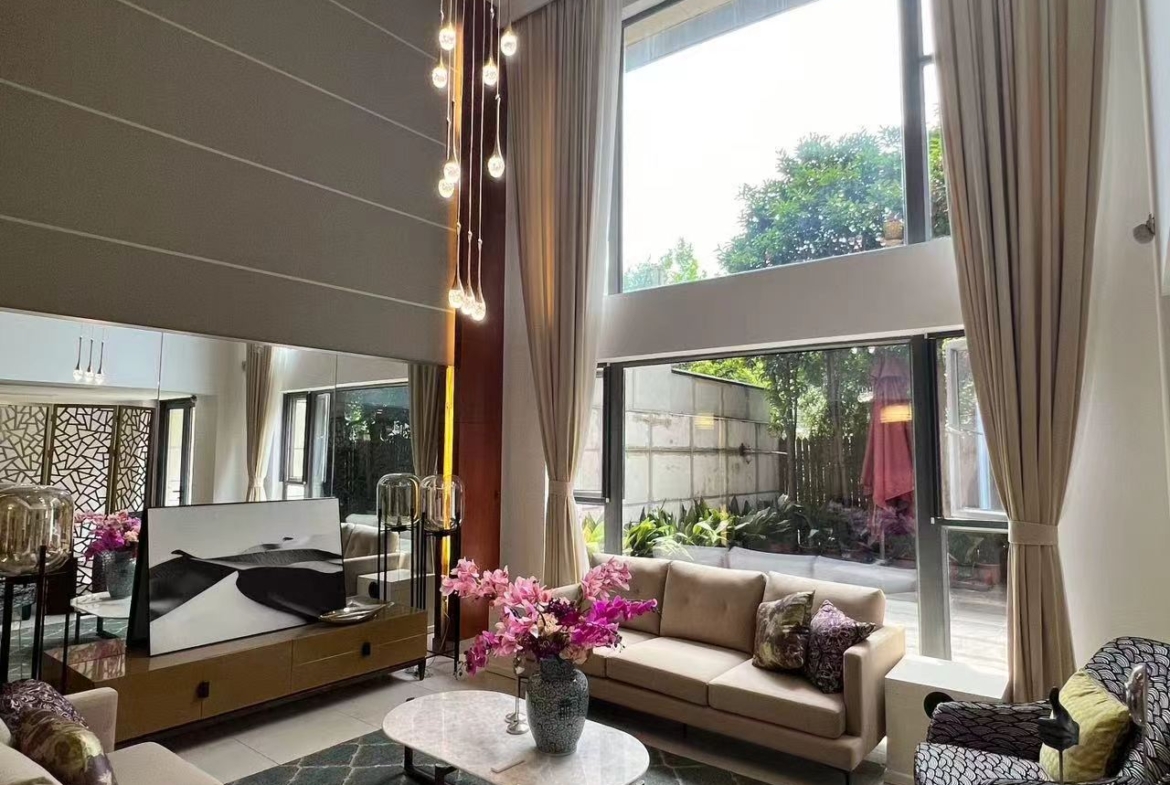 Ground floor duplex at The Summit with 6-meter void living room and L-shaped garden. 258 sqm, 5 beds, 3 baths. Prime Anfu Road location. 42.88 million RMB.