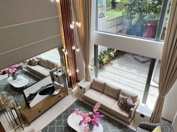 Ground floor duplex at The Summit with 6-meter void living room and L-shaped garden. 258 sqm, 5 beds, 3 baths. Prime Anfu Road location. 42.88 million RMB.