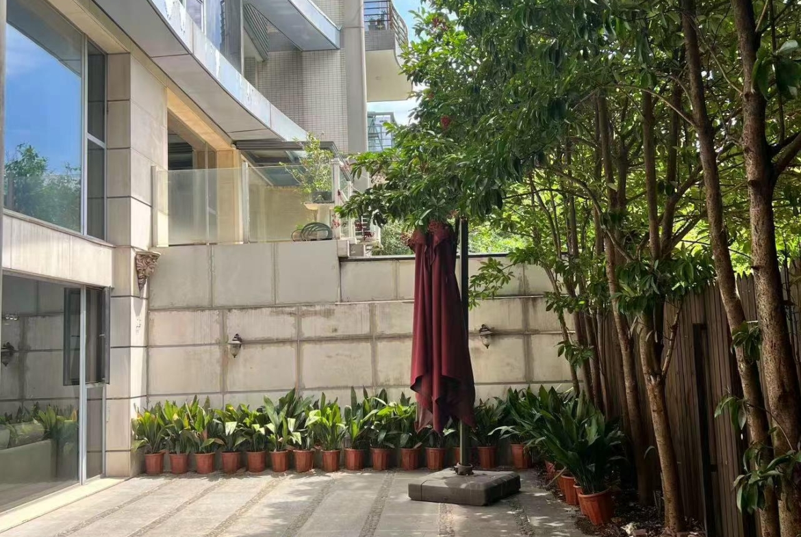 Ground floor duplex at The Summit with 6-meter void living room and L-shaped garden. 258 sqm, 5 beds, 3 baths. Prime Anfu Road location. 42.88 million RMB.