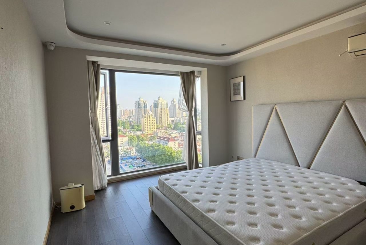 3-bed, 2-bath unit at The Summit in the Former French Concession. 145 sqm, underfloor heating, 50% greenery, strong expat community. 30,000 RMB/month.