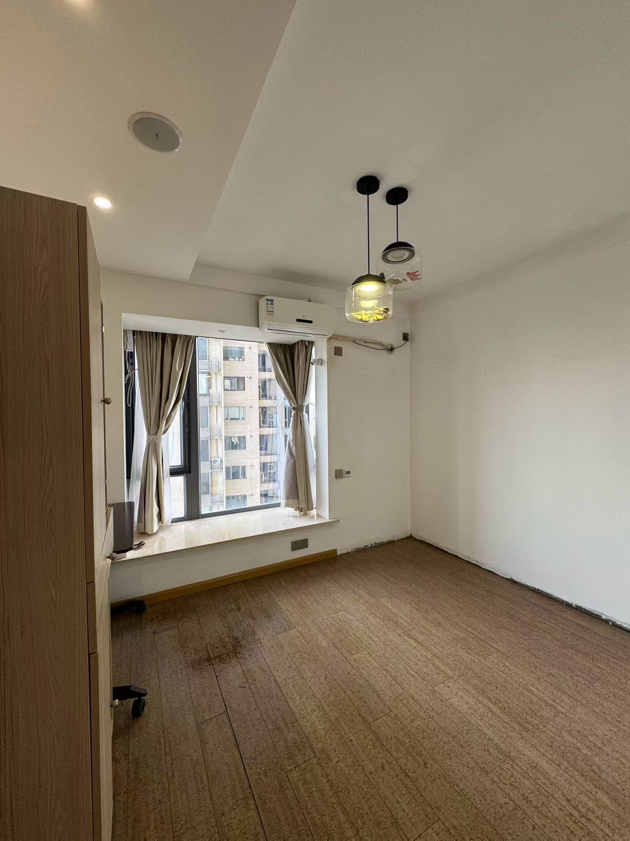 the-summit-ffc-anfu-road-3-bed-2-bath-floor-heating-clubhouse-prime-location-expat-compound-shanghai-rentals (6) 3-bed, 2-bath unit at The Summit in the Former French Concession. 145 sqm, underfloor heating, 50% greenery, strong expat community. 30,000 RMB/month.